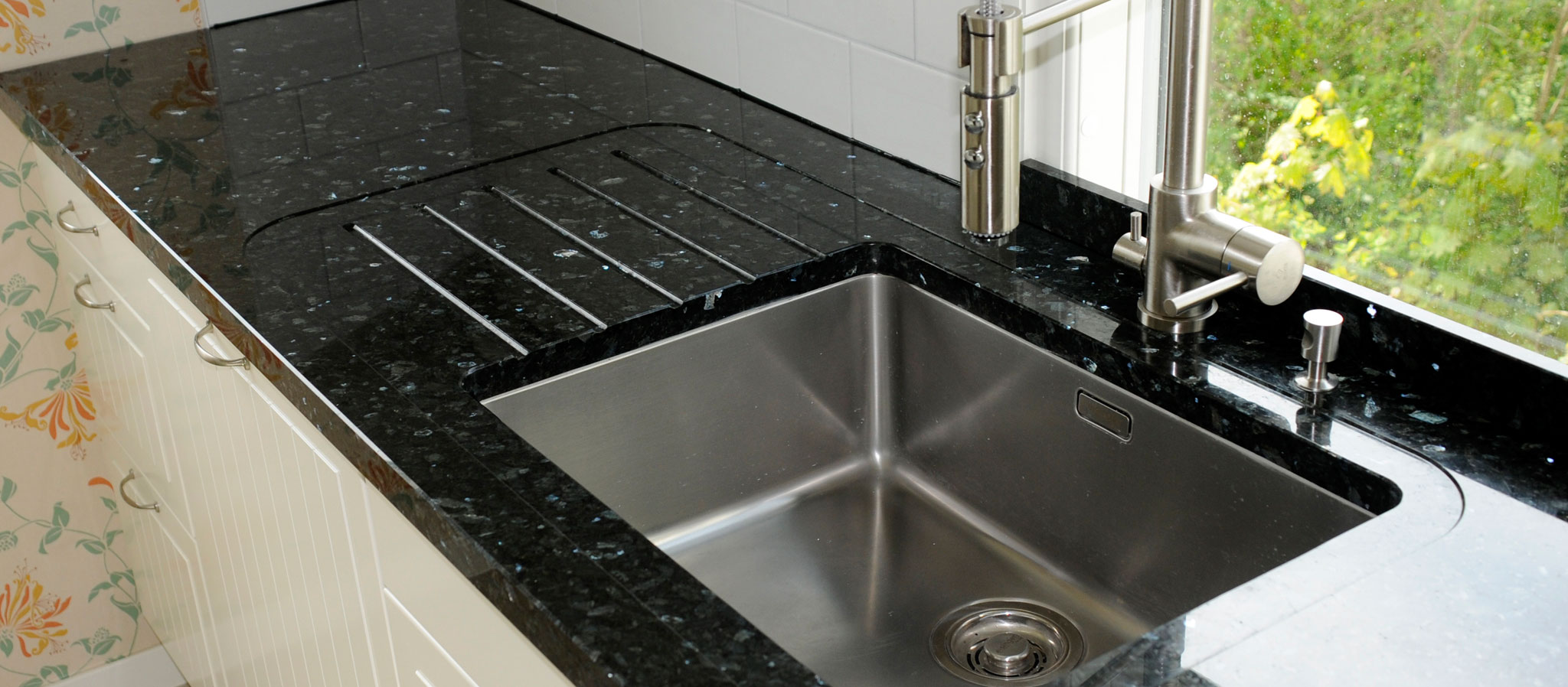 Andano 700 u rostfri vask i en Black Galaxy 30 mm granit med rillor