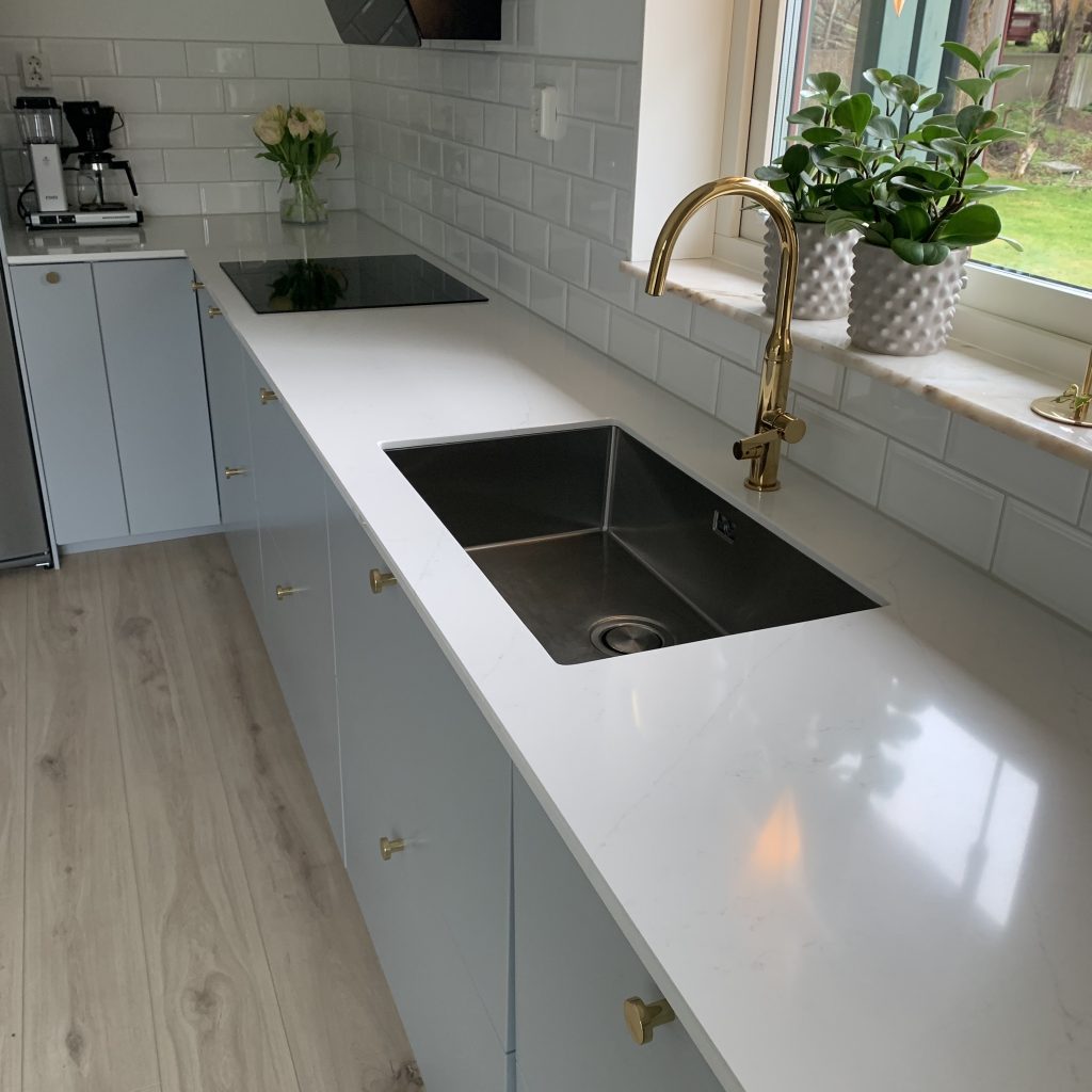 Blanco Andano 700 U rostfri vask i en Eternal Statuario silestone bänkskiva